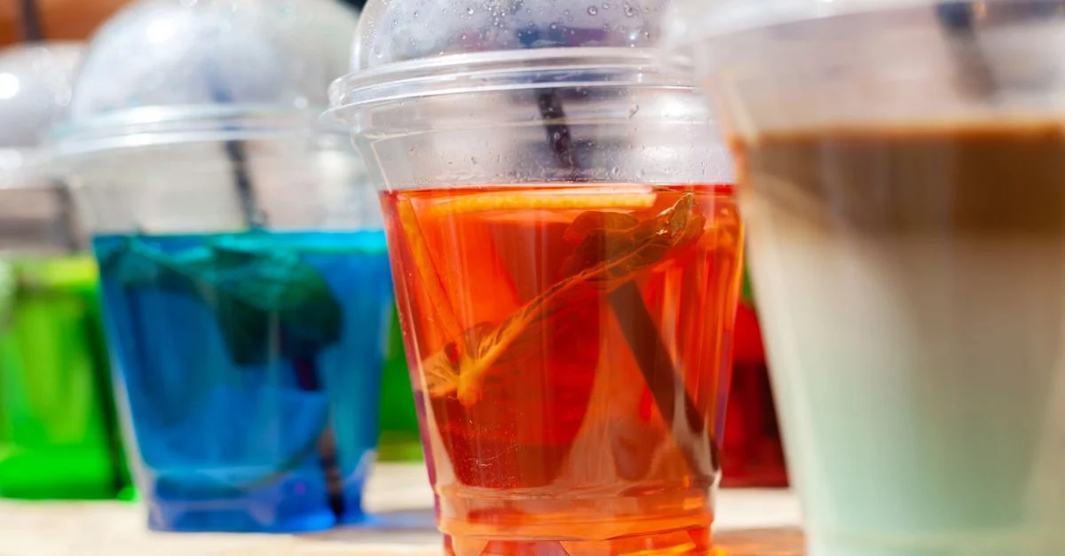Boissons froides vibrantes et rafraîchissantes dans des gobelets en plastique assortis aux teintes colorées.