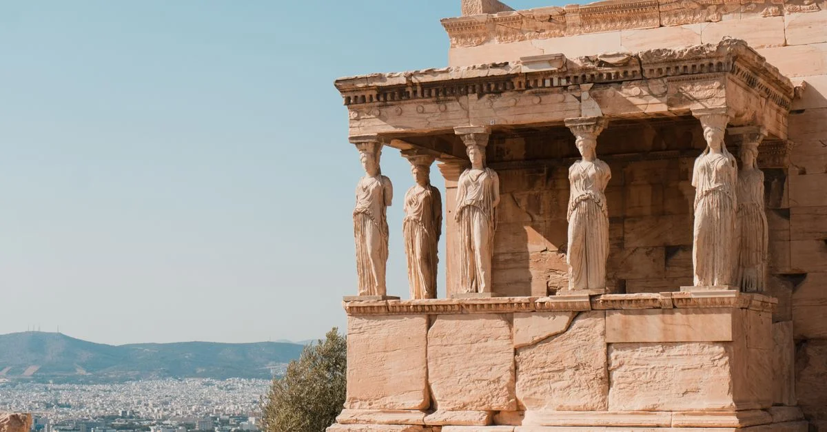 Vue de l'Érechthéion et de ses cariatides par une journée ensoleillée à Athènes, en Grèce, illustrant l'architecture grecque antique.