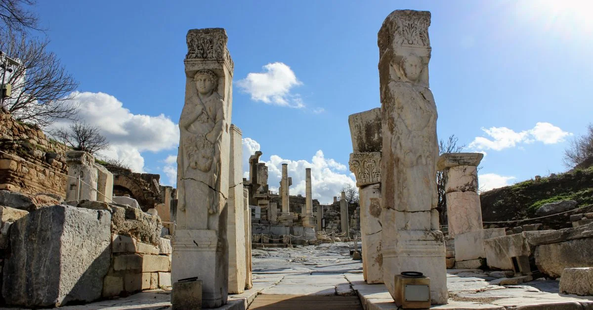 Explorez les ruines d'Éphèse sous un ciel dégagé avec une architecture historique à Izmir, Turquie.
