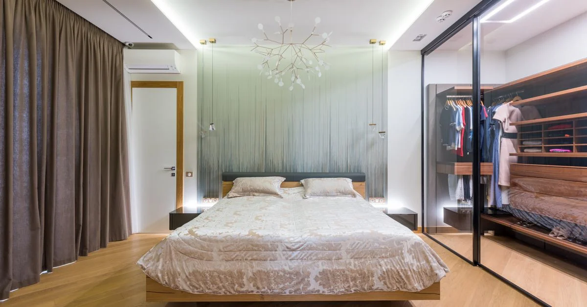 Chambre spacieuse et stylée avec un lustre luxueux et un dressing, parfait mélange de confort et d'élégance.