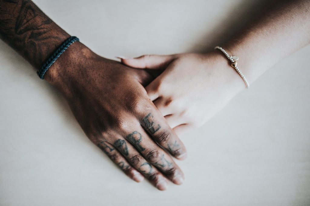 Bracelets pour couples à distance : un symbole de l’amour moderne