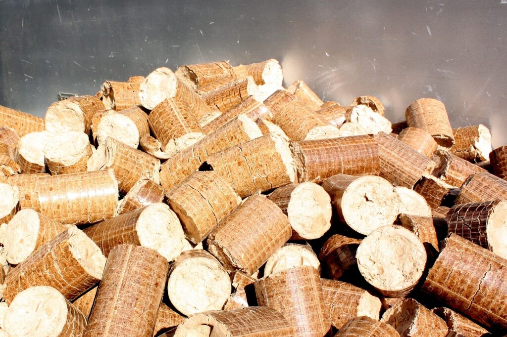 Les avantages incontournables de la livraison de granulés de bois par camion souffleur